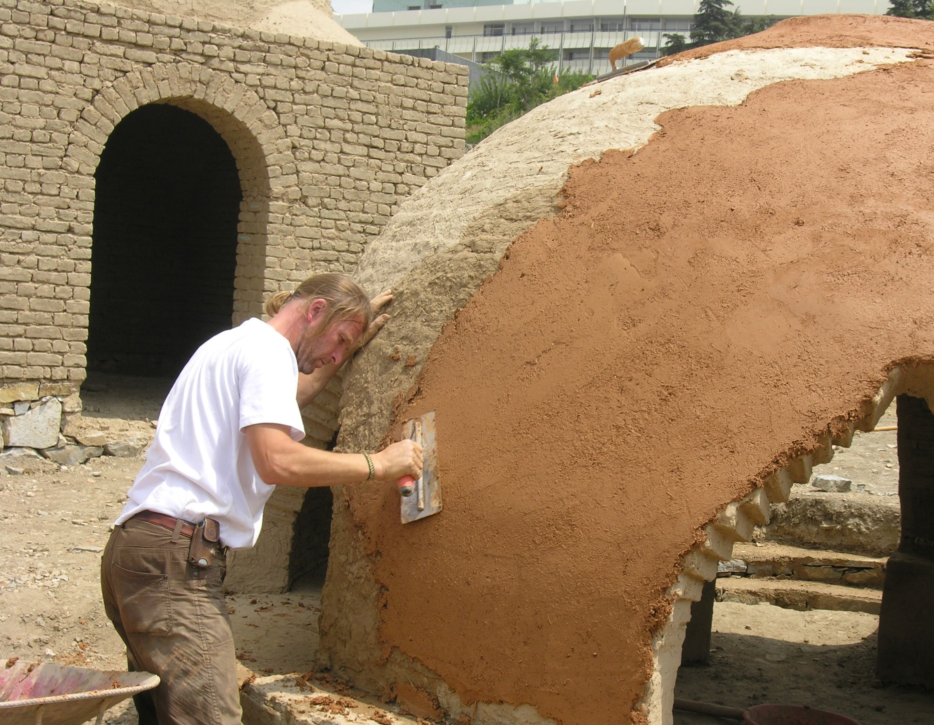 Photo : UPK, Laurent Coquemont, artisan spécialisé dans la construction en Terre (2007)